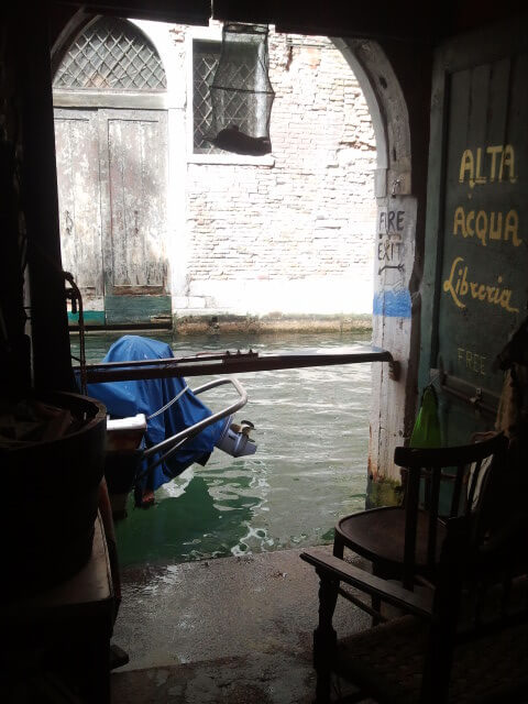 book-tique LE "MIE" LIBRERIE: la Libreria Acqua Alta a Venezia