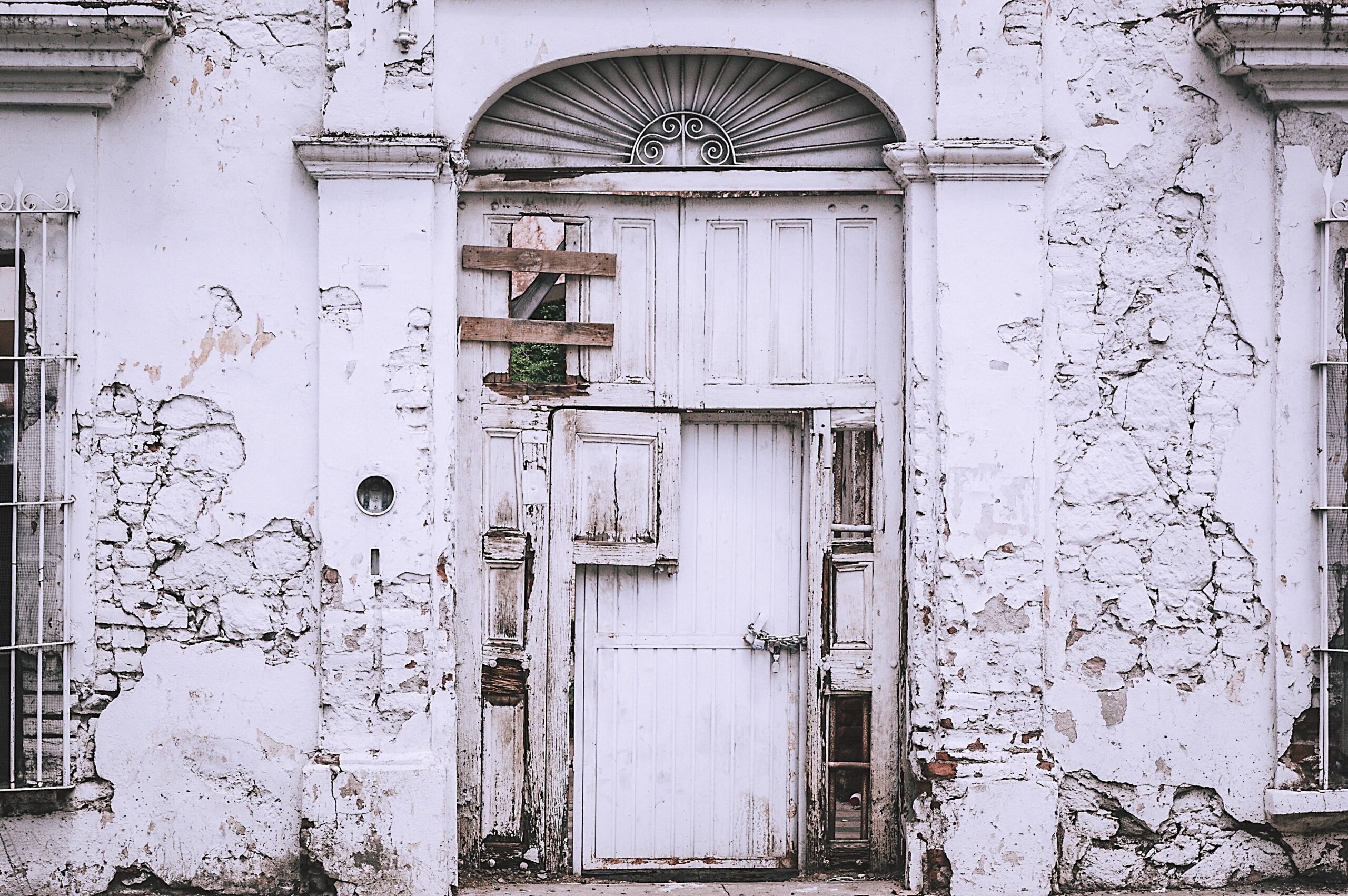 lascio la casa bianca e il muto in giardino poesia