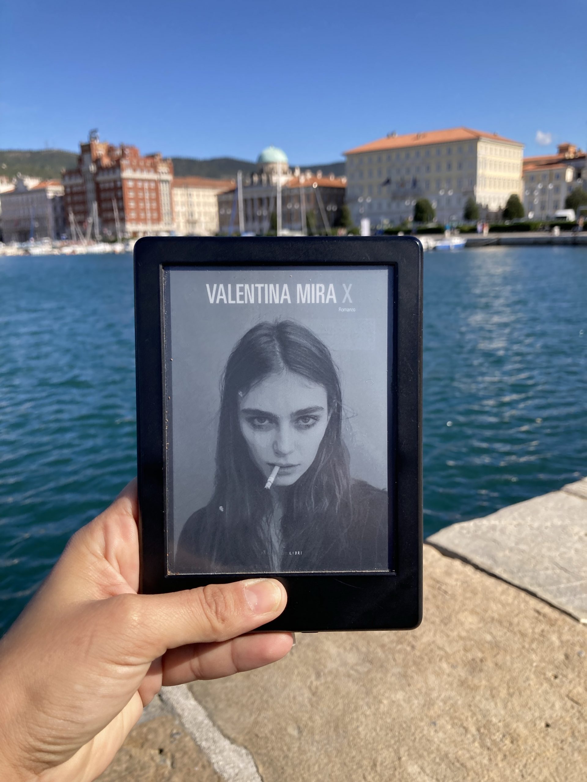 Recensione di X di Valentina Mira