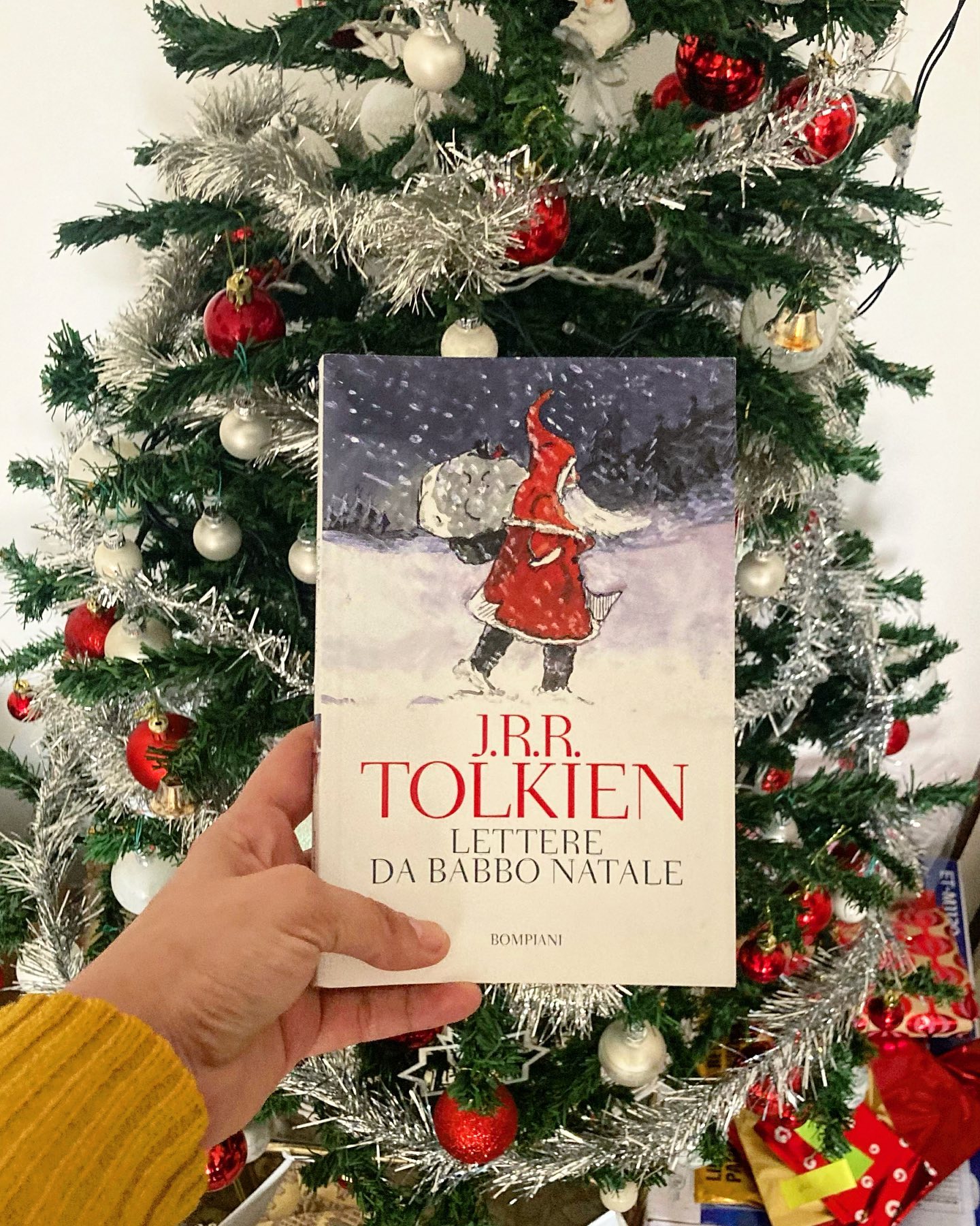 È mancato un po’ di Natale nel mio profilo quest’anno. E io il Natale lo amo, è risaputo.
Ma in compenso nella vita fuori da Instagram il Natale è stato ben presente, dopo tre anni lontana dai miei cari, mi sto godendo il clima festivo e io mio amore per il Natale. 
Come ogni anno però ho fatto una lettura a tema, e quest’anno è toccato a Lettere da Babbo Natale di Tolkien, che è stata davvero una coccola (ed è stata anche l’ultima lettura per qualche del #clubdelracconto ❤️).

Questo libro è una raccolta delle lettere Tolkien, scrisse ai suoi figli per più di 20 anni fingendosi il leggendario Nicola che dal Polo Nord ogni anno porta i regali ai bambini di tutto il mondo.

È un librino colorato e corredato dalle foto dei disegni e delle lettere originali che Tolkien scriveva ai figli, dove cambiava stile di scrittura (anche visivamente) per i vari protagonisti delle storie che raccontava ai suoi bambini.

Ancora una volta l’autore dimostra avere una fantasia sconfinata, e attraverso la testimonianza di queste lettere ce la mostra anche nella sua vita privata, nel voler rendere speciale il Natale ai suoi figli.

Lettere a Babbo Natale dunque immerge totalmente nelle atmosfere natalizie, portando magia e facendo riaffiorare quei bellissimi ricordi di attese frementi le notti prima di Natale di quando eravamo bambini: Tolkien si inventa tutta la vita di Babbo Natale, i suoi assistenti e aiutanti e anche le sue personali battaglie contro i goblin per esempio. Usa anche il suo amico barbuto come voce per far passare alcuni messaggi, in momenti come per esempio quello della seconda guerra mondiale in cui era difficile a pensare alle cose materiali, e quindi ha usato il suo alter ego anche per in un certo modo educare i suoi figli.

Insomma, è un libro he consiglio assolutamente da leggere in questo periodo dell’anno perché trasmette tutto lo spirito e la gioia di questa festività. Leggendolo non ho potuto che pensare che avrei voluto un papà come Tolkien da bambina, perché le sue lettere sono davvero di una dolcezza infinita.

Leggetelo dunque, e non ve ne pentirete.

Io per ora vi saluto e vi auguro di passare una splendida vigilia di Natale🎄❤️.