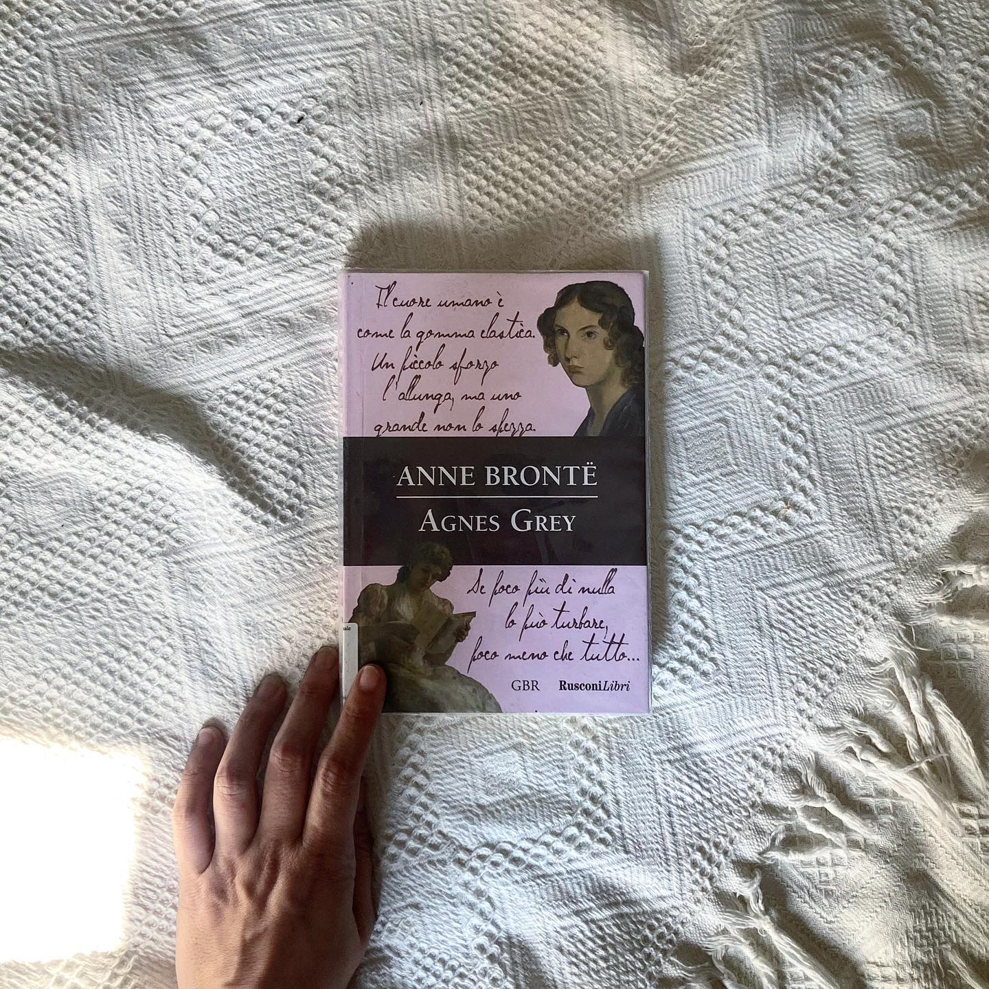 Il peso di chiamarsi Brontë 

Anne è la più piccola delle sorelle Brontë, e anche quella che passa più in sordina. Portare il peso di un cognome importante, con due sorelle che hanno esordito con Jane Eyre e Cime tempestose non deve essere stato facile, specie se anche tu hai scritto diversi romanzi. 

Io ho letto Agnes Gray, uno dei più famosi romanzi di Anne Brontë, e vi dico che è un peccato, perché dopo averlo letto posso dire che secondo me il talento era di famiglia tra le Brontë.

Il romanzo ha una trama figlia del suo tempo: Agnes è figlia di un vicario, che ha sposato una donna per amore ed ella ha rinunciato alla sua dote per sposare l’uomo dei suoi sogni. 
Per aiutare la famiglia la ragazza decide di andare a lavorare come istitutrice: seguiamo dunque la storia di questa giovane, buona umile e piena d’ideali che istruisce giovani ricchi e non sempre ben educati, alla ricerca in qualche modo del suo posto nel mondo.

Leggendo Agnes Gray si capisce perché Anne Brontë abbia suscitato meno clamore delle sorelle, con le loro storie più “forti” e in qualche caso scandalose per i propri tempi. 
Anne racconta di un personaggio defilato, meno impetuoso di Catherine o Jane, ma buono e volenteroso, che cerca il bene e bello in tutto ciò che la circonda. Nonostante dunque la protagonista non sia l’eroina o l’antieroina raccontata dalle sorelle, Agnes ha di certo una caratterizzazione e un evoluzione molto interessante, e ed è un personaggio alla quale è difficile non affezionarsi.

Il romanzo ha una parabola intuibile, ma coinvolge nelle avventure, disavventure e tragedie che accadono alla dolce Agnes. Si legge facilmente nelle sua prospettiva di racconto diretto dalla voce della protagonista, una voce composta ma che dà personalità alla storia. 

Agnes Gray è un classico piacevole e scorrevole, dal retrogusto autobiografico che ci racconta la società del tempo, e la vita di una istitutrice che cerca la sua strada nel mondo; il racconto di una ragazza pura, che non piega i suoi valori nonostante le cose che è costretta a subire. E anche se non fa tanto rumore, Agnes Gray è un gran bel classico da leggere, senza fare troppi paragoni.